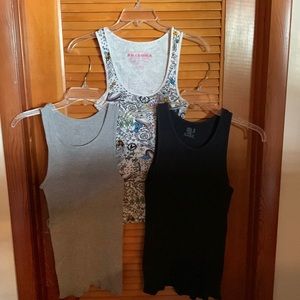 Set of 3 tank tops Size Small